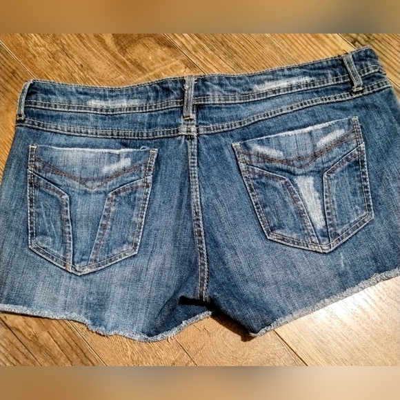 Miley Cyrus Jean shorts - Picture 3 of 3